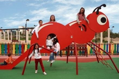 El Ayuntamiento invierte 88.000 euros en renovar los parques infantiles, instalar juegos, poner vallas, mesas de picnic y colocar c&eacute;sped artificial